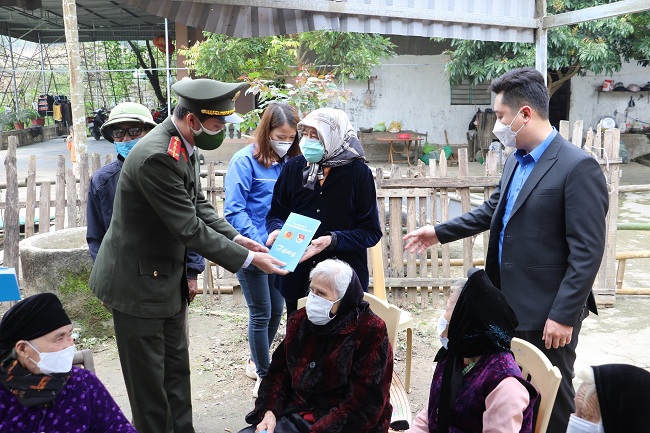 Đoàn Thanh niên Công an tỉnh tặng quà cho 15 gia đình chính sách có hoàn cảnh khó khăn trên địa bàn huyện Nghi Lộc