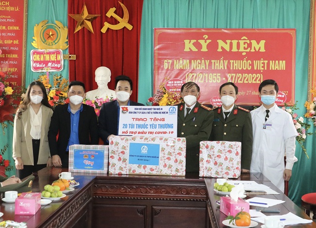 Đoàn khối doanh nghiệp tỉnh Nghệ An tặng 20 túi thuốc hỗ trợ bệnh nhân Covid-19 là cán bộ, chiến sĩ Công an tỉnh 