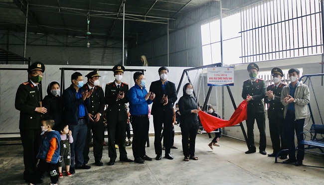 Đoàn thanh niên Công an tỉnh tặng công trình vui chơi thanh, thiếu nhi tại mái ấm Lâm Bích, xã Hưng Yên Bắc, huyện Hưng Nguyên