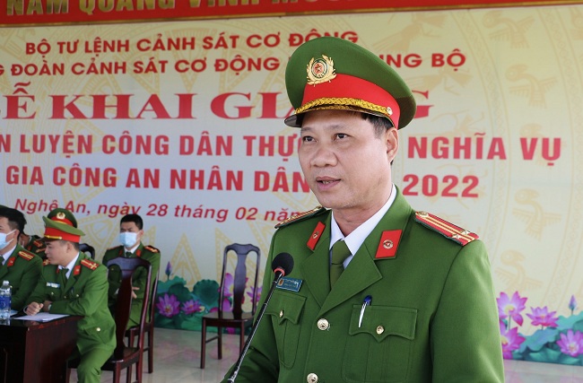 Đồng chí Trung tá Thái Doãn Bằng, Trung đoàn trưởng Trung đoàn Cảnh sát cơ động Bắc Trung bộ đã giao nhiệm vụ cho Ban huấn luyện và toàn thể các chiến sỹ mới
