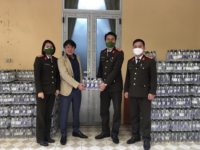 Trung tâm ứng dụng khoa học công nghệ tỉnh Nghệ An bàn giao 3.000 chai nước sát khuẩn cho Đoàn Thanh niên Công an tỉnh Nghệ An