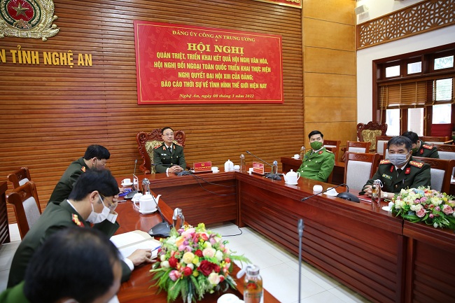 Đồng chí Thiếu tướng Phạm Thế Tùng, Ủy viên Ban Thường vụ Tỉnh ủy, Giám đốc Công an tỉnh chủ trì tại điểm cầu Công an tỉnh Nghệ An
