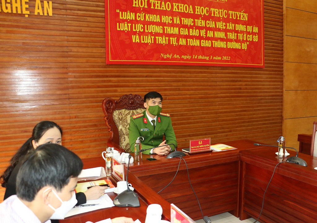 Đồng chí Đại tá Cao Minh Huyền, Phó Giám đốc Công an tỉnh chủ trì tại điểm cầu Công an tỉnh Nghệ An