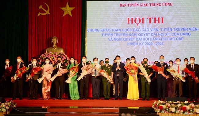 Lãnh đạo tỉnh Khánh Hòa và đại diện Ban Tuyên giáo Trung ương tặng hoa 27 thí sinh tham gia hội thi