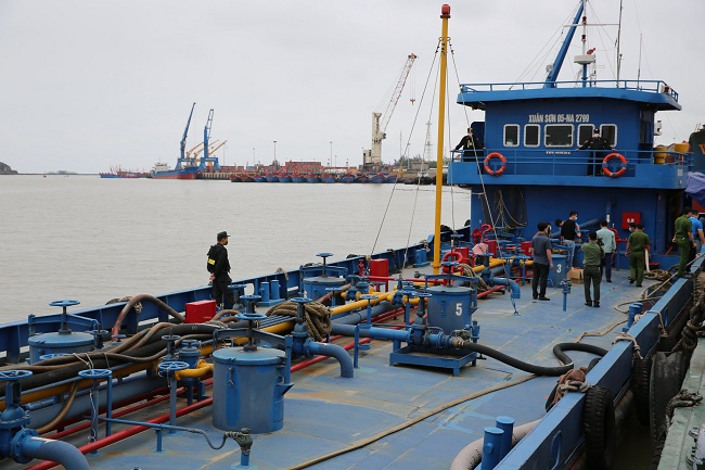 Tàu Xuân Sơn 05 đang chở 01 triệu lít xăng lậu bị lực lượng Công an phát hiện, thu giữ