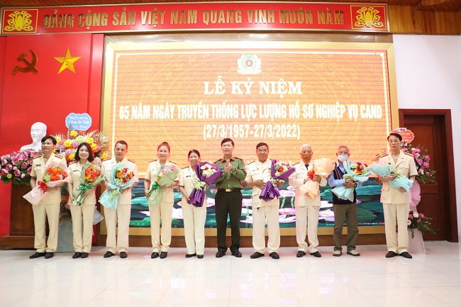 Đồng chí Đại tá Lê Văn Thái - Phó Giám đốc Công an tỉnh tặng hoa chúc mừng Lãnh đạo Phòng Hồ sơ qua các thời kỳ
