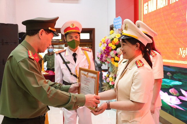 Đồng chí Đại tá Lê Văn Thái, Phó Giám đốc Công an tỉnh trao Giấy khen của Giám đốc Công an tỉnh cho các tập thể và cá nhân xuất sắc
