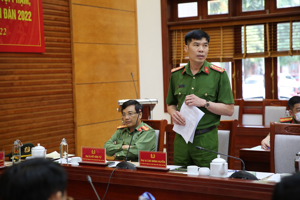 Đồng chí Đại tá Cao Minh Huyền, Phó Giám đốc Công an tỉnh phát biểu tại Hội nghị