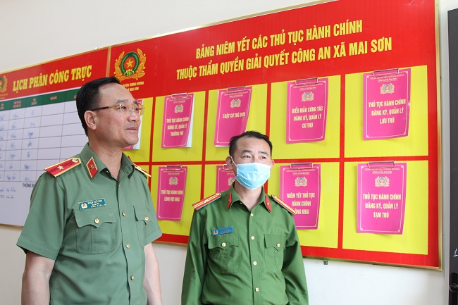 Thiếu tướng Phạm Thế Tùng, Giám đốc Công an tỉnh trao đổi cùng lực lượng Công an xã Mai sơn, huyện Tương Dương