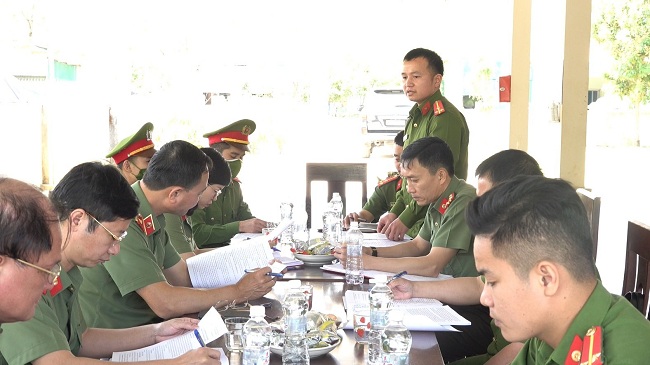 Đồng chí Thượng úy Nguyễn Hồng Quân, Trường Công an xã Tri Lễ, huyện Quế Phong báo cáo tình hình ANTT với đoàn công tác