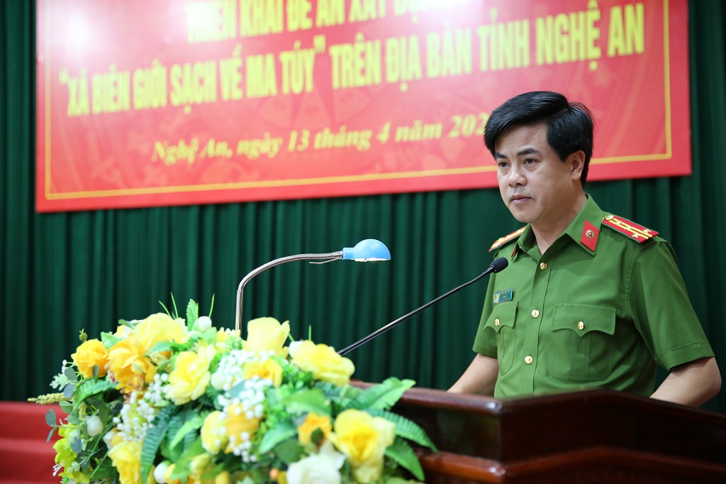 Đồng chí Đại tá Nguyễn Đức Hải, Phó Giám đốc Công an tỉnh báo cáo tóm tắt Đề án Xây dựng “Xã biên giới sạch về ma túy” - ảnh: Đình Hưng