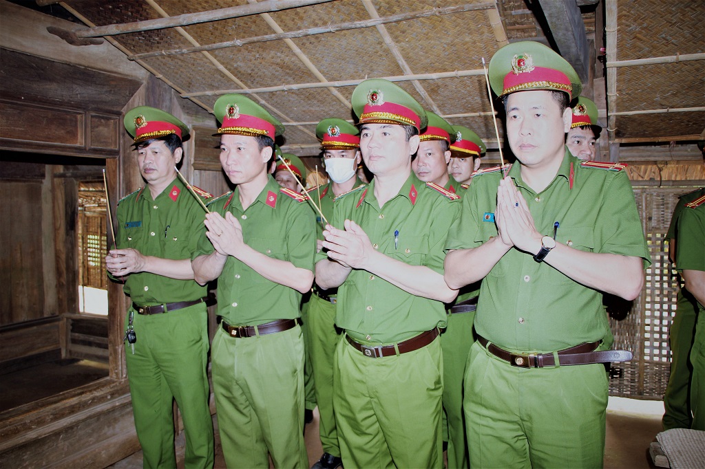 Đoàn dâng hương tại nhà Cụ Phó bảng Nguyễn Sinh Sắc - thân sinh Chủ tịch Hồ Chí Minh