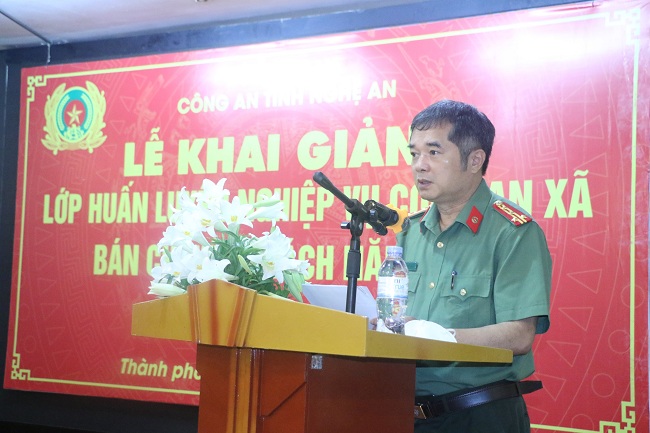 Đồng chí Đại tá Cao Tiến Mai - Trưởng phòng Xây dựng phong trào bảo vệ an ninh Tổ quốc phát biểu tại lễ khai giảng