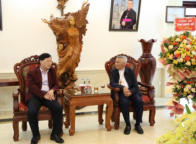 Đồng chí Đại tá Lê Văn Thái, Phó Giám đốc Công an tỉnh trao đổi với Đức Giám mục Anphong Nguyễn Hữu Long