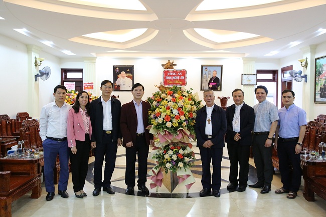 Công an tỉnh Nghệ An tặng hoa chúc mừng lễ phục sinh tới Đức Giám mục Anphong Nguyễn Hữu Long