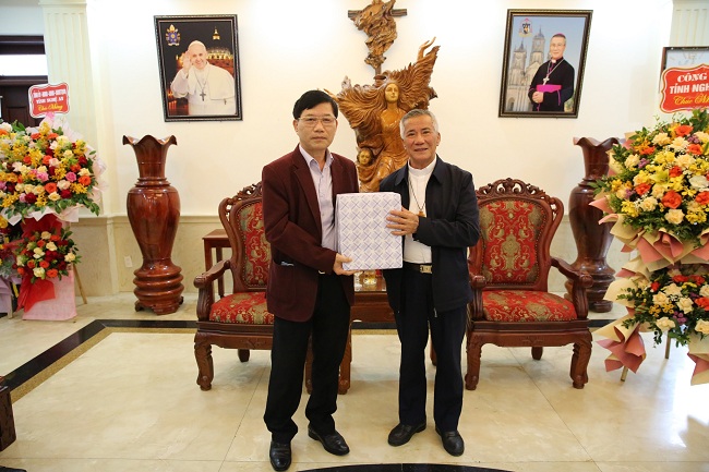 Đức Giám mục Anphong Nguyễn Hữu Long tặng quà cảm ơn Lãnh đạo Công an tỉnh Nghệ An