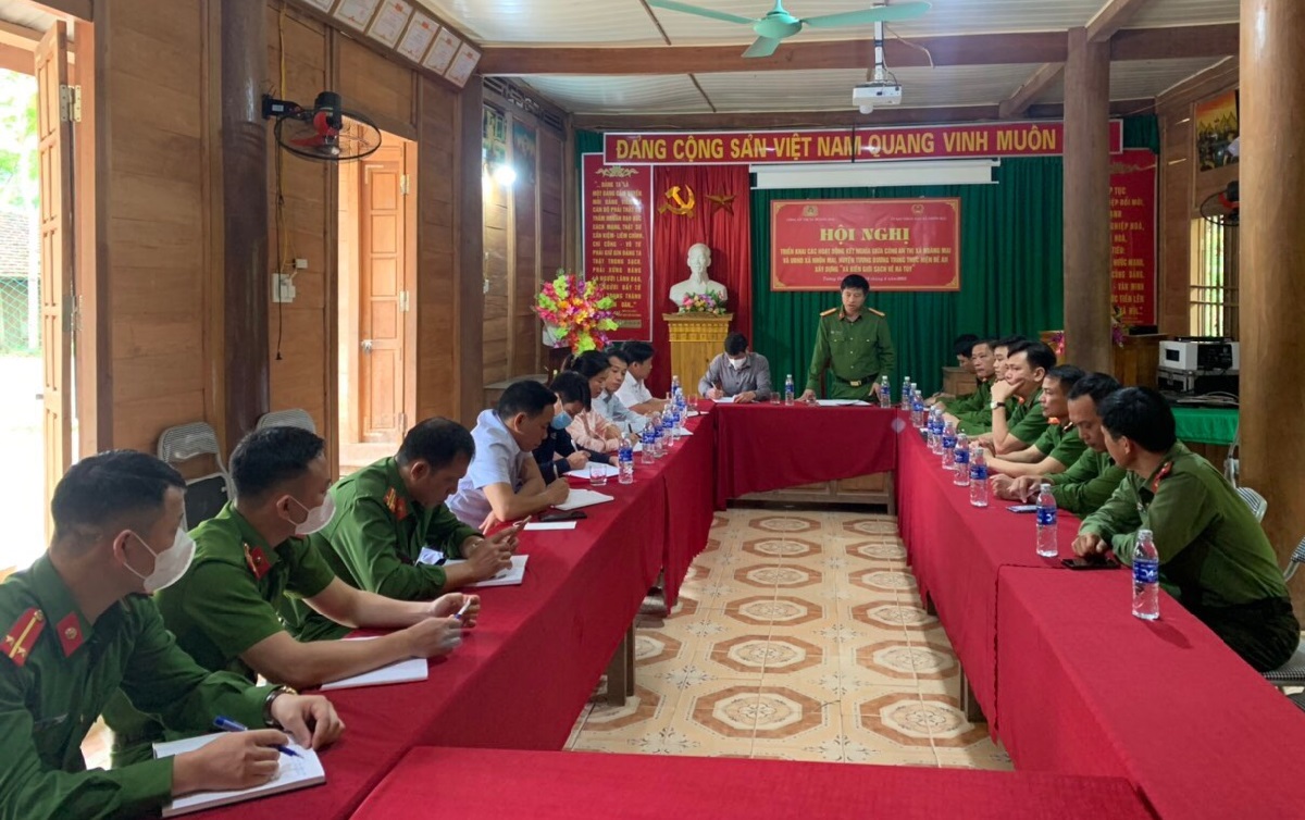 Đoàn công tác của Công an thị xã Hoàng Mai làm việc   với UBND xã Nhôn Mai, huyện Tương Dương