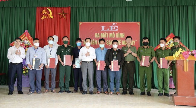 Lãnh đạo Công an tỉnh và huyện Thanh Chương tặng quà cho ban chỉ đạo mô hình của xã Ngọc Lâm