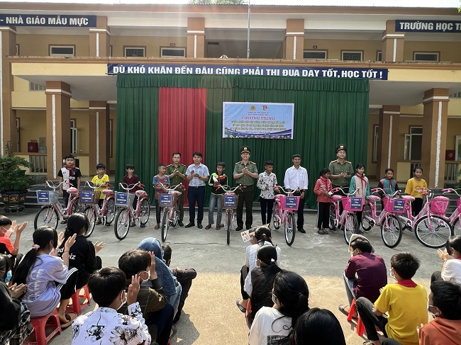 Trao tặng 10 xe đạp cho học sinh Trường THCS Kim Lâm