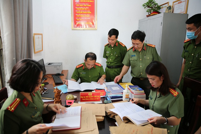 Các thành viên Đoàn công tác của Bộ Công an kiểm tra tại Công an xã Sơn Hải, huyện Quỳnh Lưu