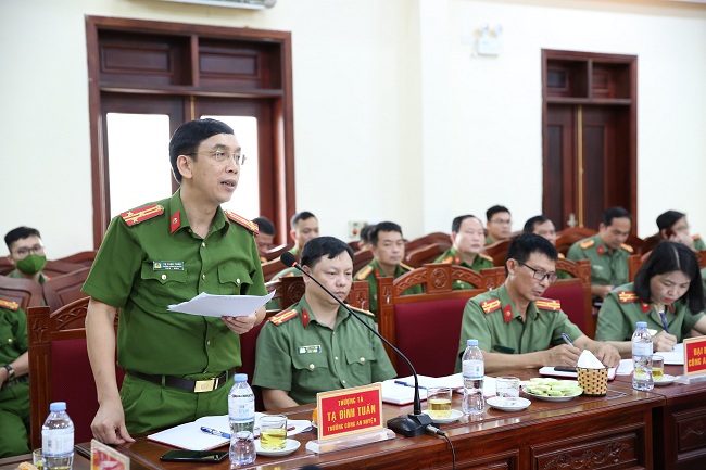 Đồng chí Thượng tá Tạ Đình Tuấn, Trưởng Công an huyện Quỳnh Lưu phát biểu tại buổi làm việc