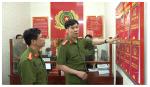 Đồng chí Đại tá Cao Minh Huyền, Phó Giám đốc Công an tỉnh kiểm tra công tác chuẩn bị triển khai phân cấp đăng ký xe