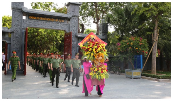 Công an tỉnh Hưng Yên dâng hoa, dâng hương tưởng niệm Chủ tịch Hồ Chí Minh
