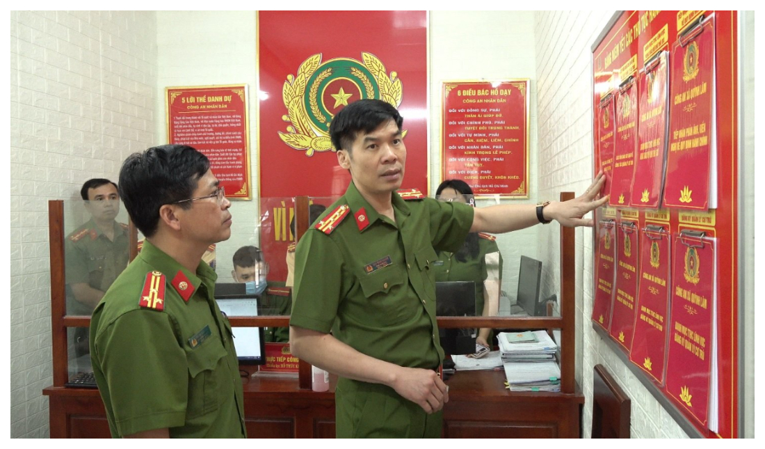 Đồng chí Đại tá Cao Minh Huyền, Phó Giám đốc Công an tỉnh kiểm tra công tác chuẩn bị triển khai phân cấp đăng ký xe