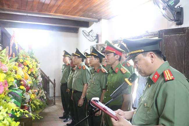 Các đồng chí trong đoàn đại biểu cùng ôn lại cuộc đời, tấm gương chiến đấu, hi sinh vì sự nghiệp cách mạng vẻ vang của đồng chí Phan Đăng Lưu