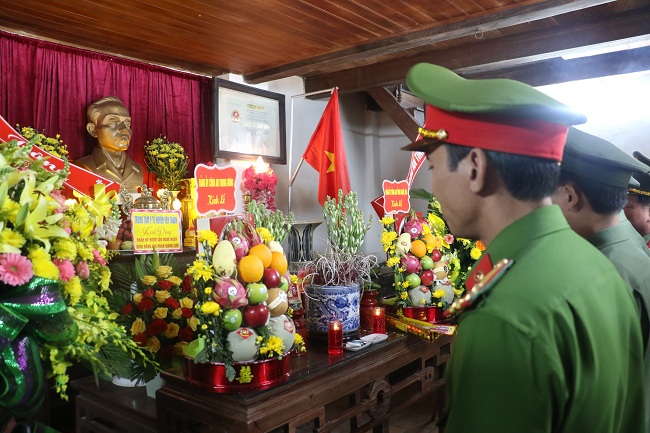 Trong không khí thiêng liêng, đoàn đại biểu đã thành kính dâng hoa, dâng hương tưởng nhớ và biết ơn sâu sắc những cống hiến to lớn của đồng chí Phan Đăng  Lưu