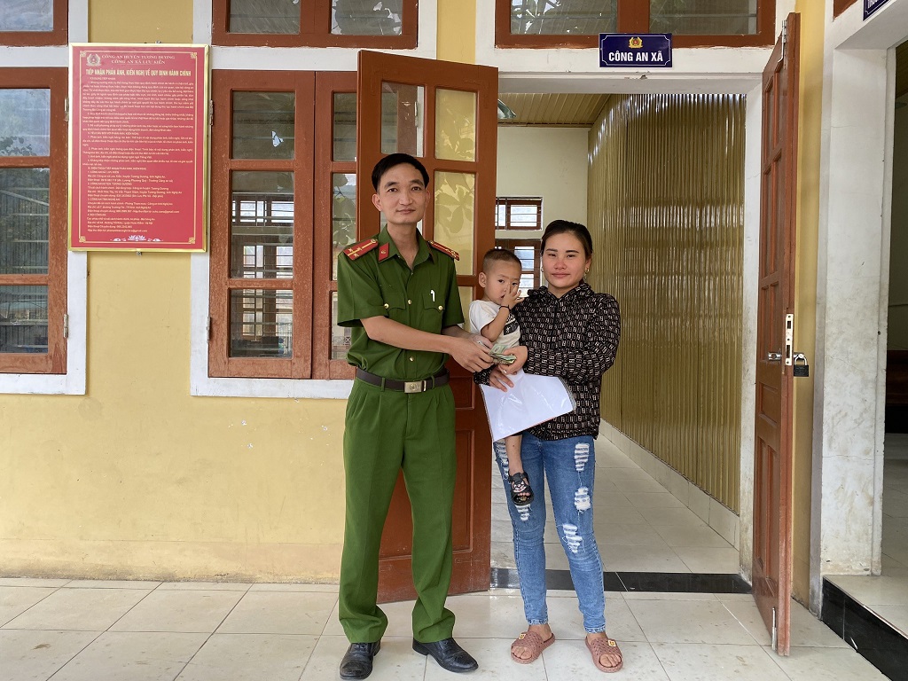 Công an xã Lưu Kiền, huyện Tương Dương trao trả tài sản cho người dân