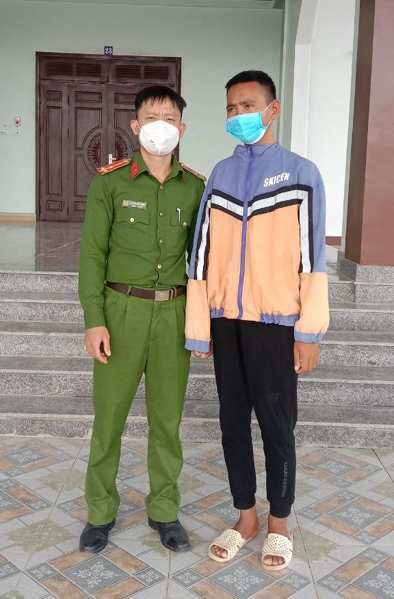 Công an xã Nghi Vạn, huyện Nghi Lộc chăm sóc và tìm người thân cho nam thanh niên đi lạc