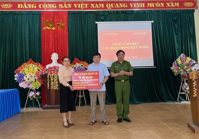 Công an huyện Quỳnh Lưu hỗ trợ Công an xã Thông Thụ công cụ để phục vụ công tác tuyên truyền 
