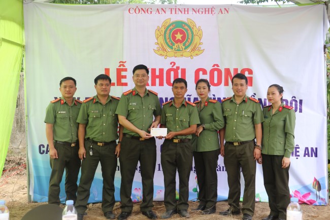 Đại diện Trung tâm huấn luyện và bồi dưỡng nghiệp vụ, Phòng Tổ chức cán bộ trao quà hỗ trợ Thượng uý Trần Đức Quang