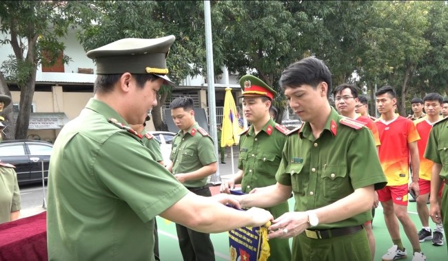 Đại diện lãnh đạo các đơn vị và Đoàn Thanh niên Công an tỉnh trao cờ lưu niệm cho các đội tuyển và tổ trọng tài   