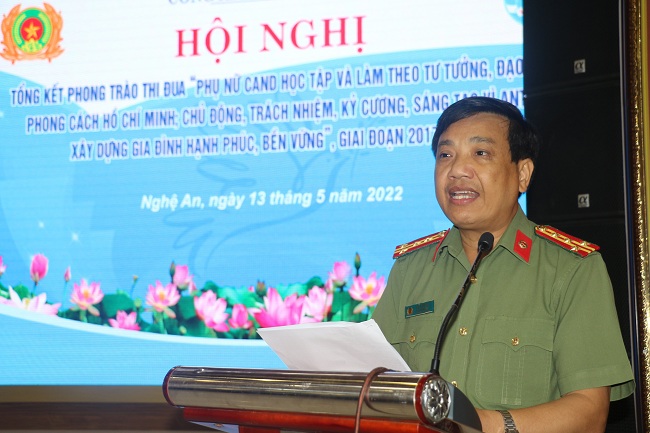Đồng chí Đại tá Hồ Văn Tứ - Phó Giám đốc Công an tỉnh đã ghi nhận, biểu dương những kết quả mà Hội Phụ nữ Công an tỉnh đã được trong thời gian qua