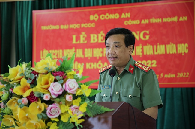Đồng chí Đại tá Hồ Văn Tứ, Phó Giám đốc Công an tỉnh phát biểu tại Lễ bế giảng