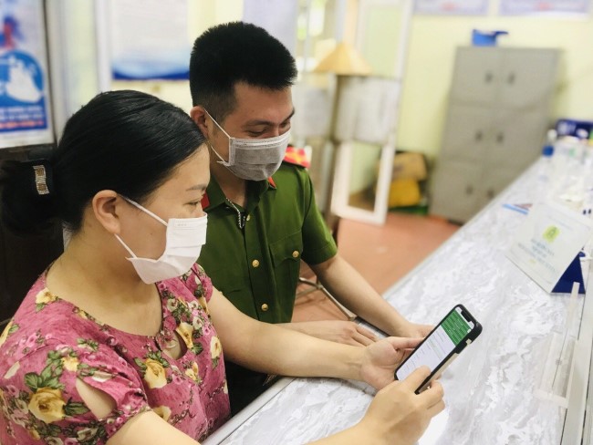 Công an xã Nghĩa Thuận, thị xã Thái Hòa hướng dẫn người dân về thủ tục đăng ký phương tiện