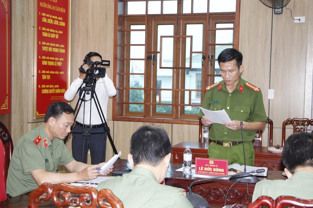 Đồng chí Trung tá Lê Đức Dũng, Trưởng Công an huyện Nghi Lộc báo cáo tình hình, kết quả các mặt công tác của Đơn vị trong thời gian qua. 