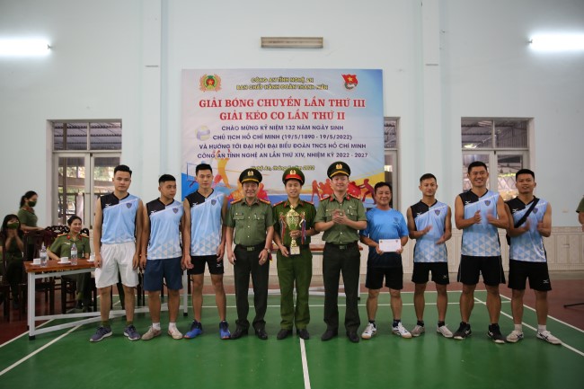 Ban tổ chức trao Cúp vô địch bóng chuyền cho Đoàn cơ sở Phòng Cảnh cơ động