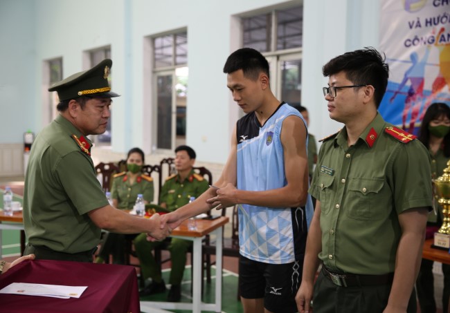 Đồng chí Thượng tá Lê Viết Cận, Phó Trưởng phòng Công tác đảng và công tác chính trị trao giải phụ cho các vận động viên