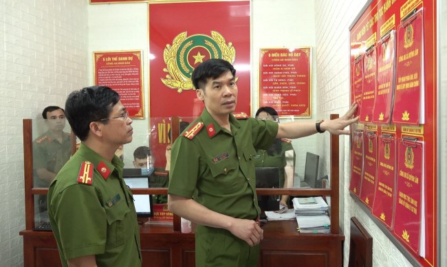 Đồng chí Đại tá Cao Minh Huyền trực tiếp kiểm tra công tác chuẩn bị cho phân cấp đăng ký xe tại Công an xã