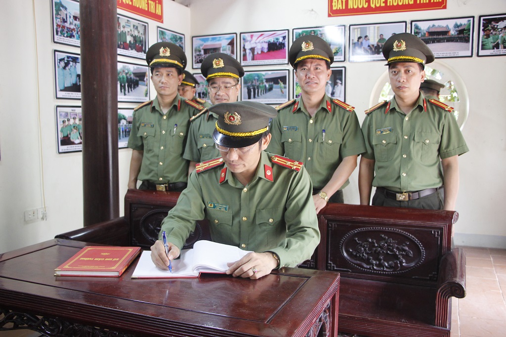 Đồng chí Thượng tá Đậu Đồng Bằng, Trưởng phòng An ninh nội địa Công an tỉnh ghi Sổ vàng lưu niệm tại Nhà tưởng niệm đồng chí Trần Quốc Hoàn