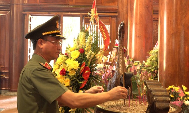 Đồng chí Thiếu tướng Phạm Thế Tùng, Ủy viên BTV Tỉnh ủy, Giám đốc Công an tỉnh dâng hương lên anh linh Chủ tịch Hồ Chí Minh