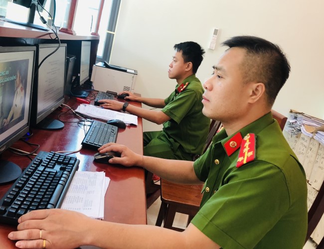 Cán bộ, chiến sĩ Công an xã Môn Sơn thực hành trên thiết bị cấp biển số xe