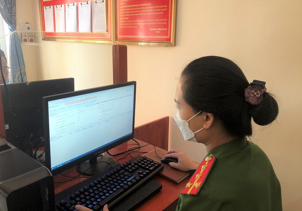 Cán bộ Công an xã Nghi Trung, huyện Nghi Lộc thực hành quy trình thực hiện đăng ký xe