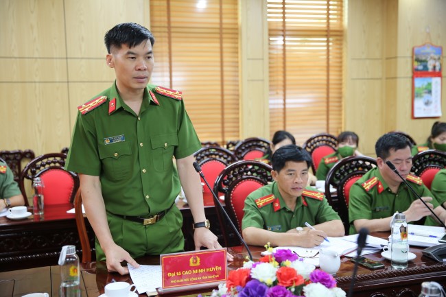 Đồng chí Đại tá Cao Minh Huyền - Phó Giám đốc Công an tỉnh chỉ đạo Công an các đơn vị địa phương thực hiện nghiêm các quy định mà đoàn kiểm tra yêu cầu