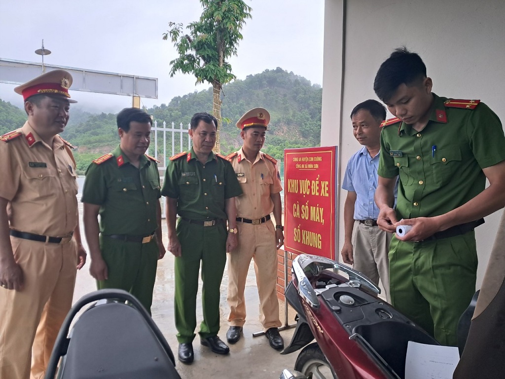 Lãnh đạo Phòng Cảnh sát giao thông Công an tỉnh và Công an huyện Con Cuông xuống kiểm tra việc cấp biển số xe máy cho bà con xã Môn Sơn, huyện Con Cuông
