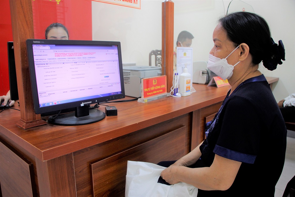 Bà Trần Thị Hòa (phường Lê Mao, thành phố Vinh) cho biết: Quá trình thực hiện đăng ký xe máy điện, mọi vướng mắc về giấy tờ được các cán bộ tận tình hướng dẫn, giải quyết nhanh chóng