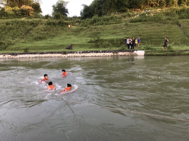 Lực lượng PCCC&CNCH triển khai tìm kiếm cháu bé đuối nước trên sông Đào, huyện Yên Thành ngày 30/4 vừa qua